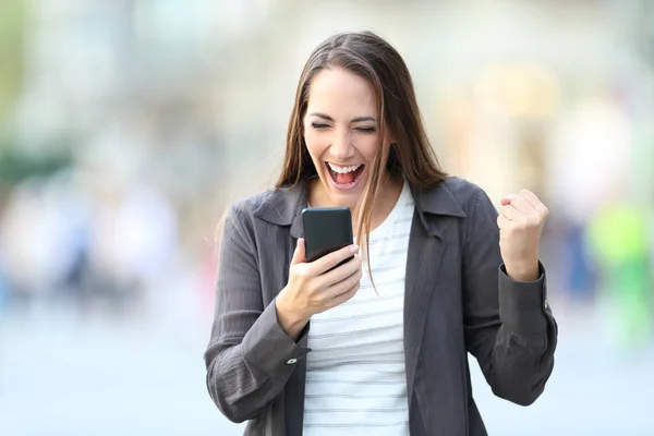 Frambild av upphetsad kvinna kontrollera telefon — Stockfoto
