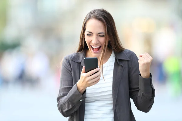 Tampilan depan wanita bersemangat memeriksa telepon — Stok Foto