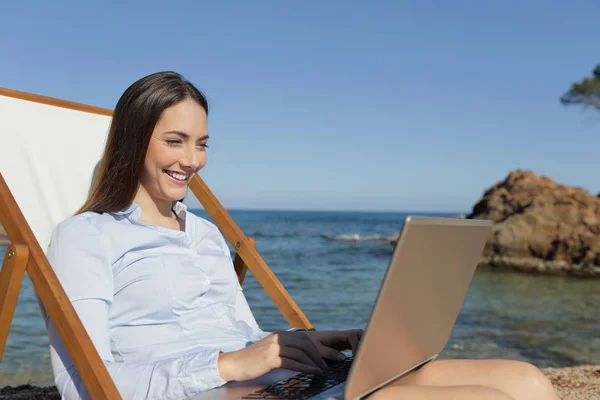 在海滩上使用笔记本电脑的快乐企业家 — 图库照片