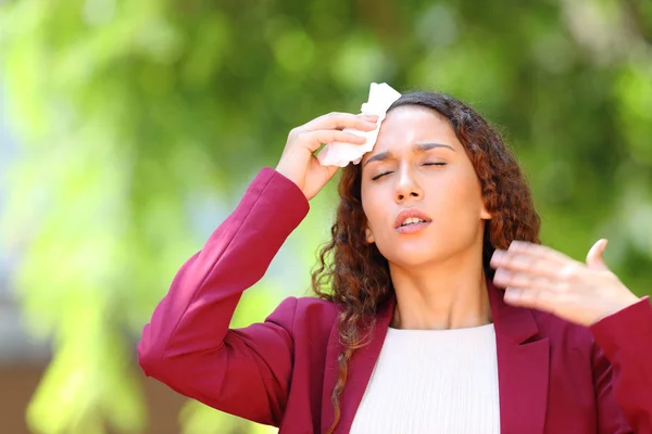 Mujer de raza mixta estresada sufriendo golpe de calor —  Fotos de Stock