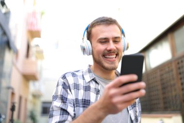 Mutlu adam izlerken ve akıllı telefondan musinc dinlerken