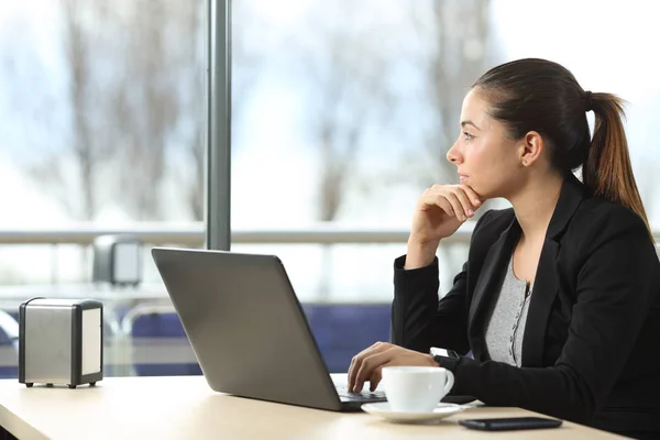 Femme d'affaires pensive regardant loin dans un bar — Photo