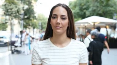 Bir sivrisinek tarafından ısırılan ve sokakta yürürken onu öldüren bir kadının ön görünümü