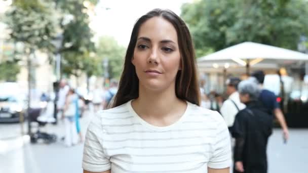 Vooraanzicht Van Een Vrouw Die Wordt Omemd Door Een Mug — Stockvideo