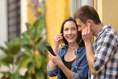 Çift paylaşımı kulaklıklar online müzik dinlemek için