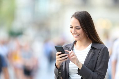 Mutlu rahat kadın akıllı telefon içeriği kontrol
