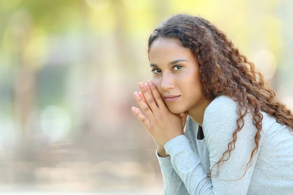 Ernsthafte Mischlingsfrau posiert vor der Kamera — Stockfoto