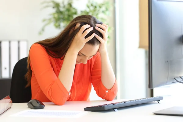 Ledsen entreprenör klagar efter dåliga nyheter på kontoret — Stockfoto