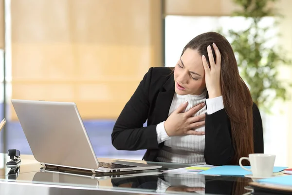 Geschäftsfrau erleidet Angstattacke im Büro — Stockfoto