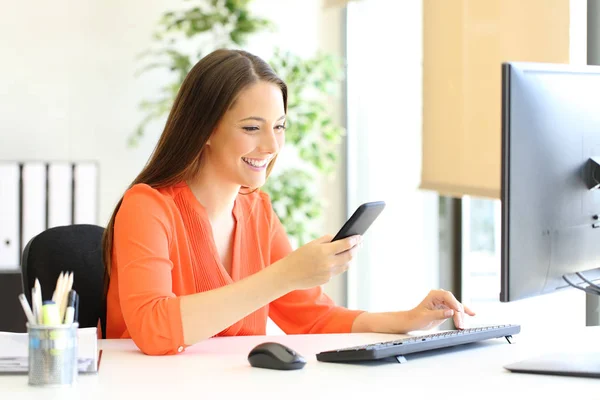 Entreprenör kontrollera telefonmeddelande på kontoret — Stockfoto