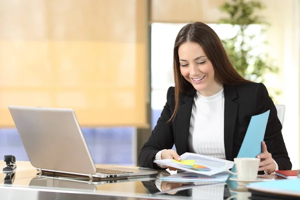 Felice controllo esecutivo documenti in ufficio — Foto Stock