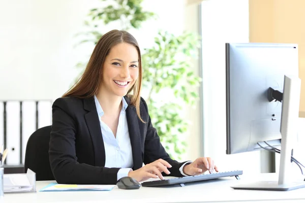 Ejecutivo feliz mira a la cámara en la oficina — Foto de Stock