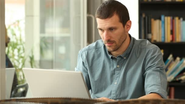 Ernsthafter Mann Mit Laptop Sitzt Einem Café — Stockvideo