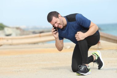 Koşucu telefonda yardım isteyen diz ağrısı acı