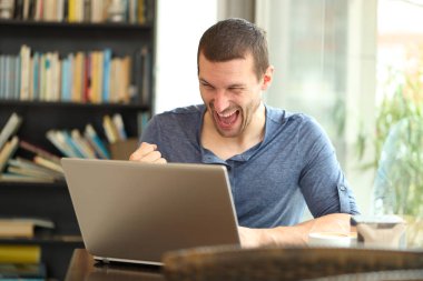 Heyecanlı yetişkin adam bir barda dizüstü bilgisayar içeriği bulma