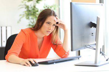 Endişeli girişimci bilgisayar içeriğini kontrol