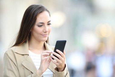 Sokakta telefon içeriği tarama ciddi bayan