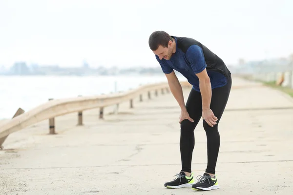 Spordan sonra dinlenen yorgun koşucu — Stok fotoğraf
