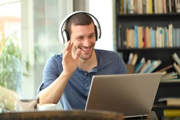 Gelukkige volwassen man groet tijdens een laptop video-oproep — Stockfoto