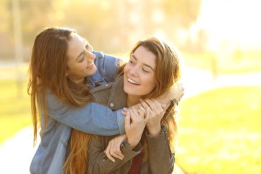 Gün batımında bir parkta neşeli arkadaşlar şaka toplantı