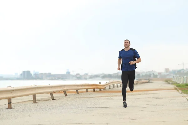 Runner utbildning kör ensam på stranden — Stockfoto