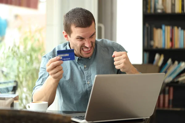 Pria pemarah memiliki masalah untuk membayar secara online dengan kartu kredit — Stok Foto