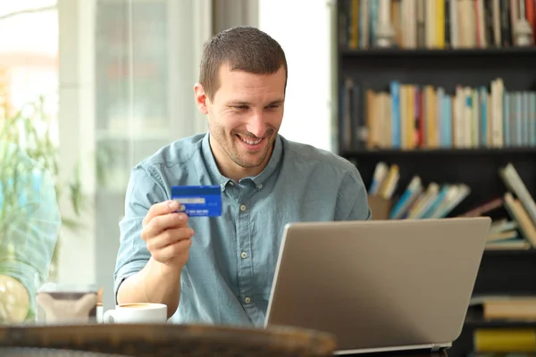 Happy Adult köpare köpa online med kreditkort och laptop — Stockfoto