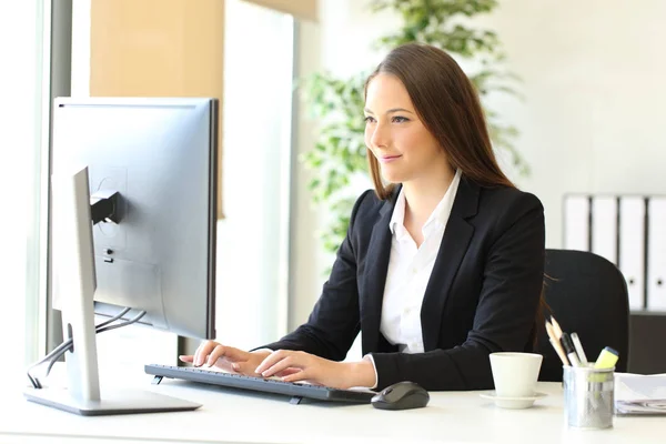 Seriöse Führungskraft nutzt Computer im Büro — Stockfoto