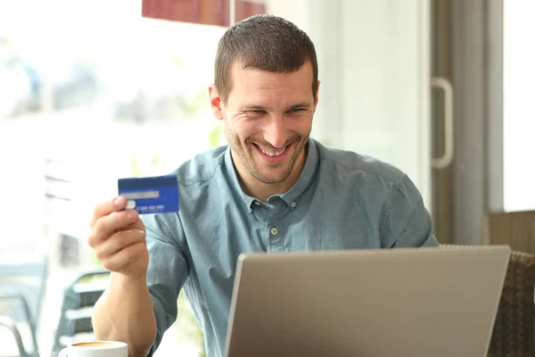 Hombre adulto feliz compra en línea con tarjeta de crédito y portátil — Foto de Stock