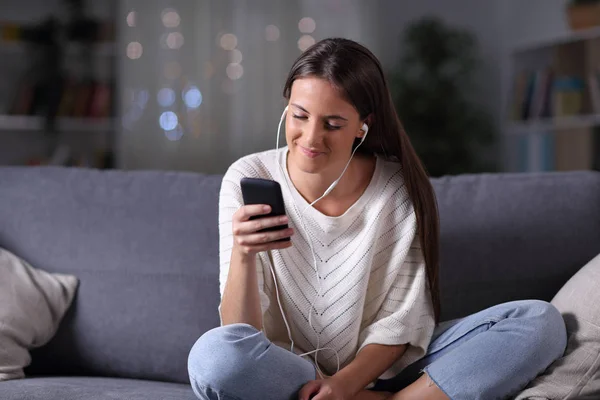 Relaxado menina ouvir música no telefone na noite — Fotografia de Stock