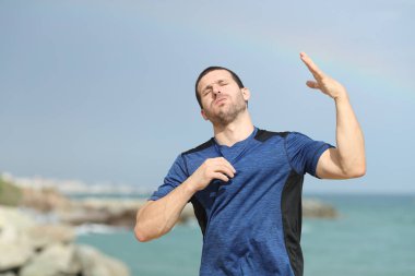Stresli koşucu plajda sıcak çarpması geçiriyor.