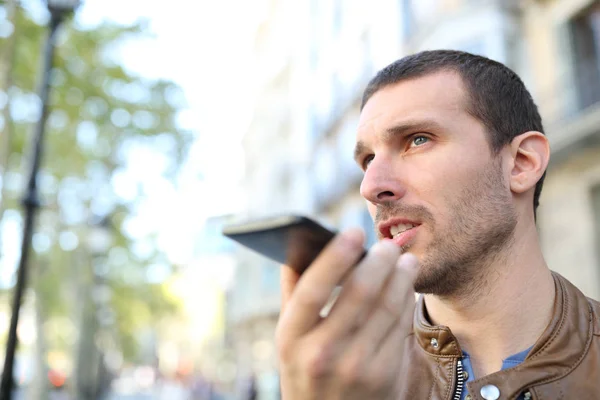 Homem adulto usando reconhecimento de voz no telefone para enviar uma mensagem — Fotografia de Stock