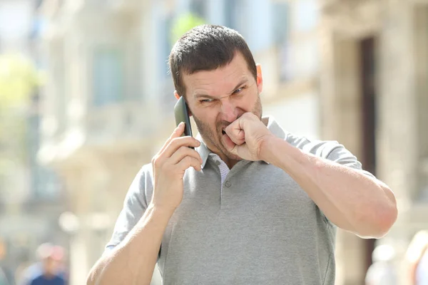 Hombre enojado hablando por teléfono teniendo problemas en la calle —  Fotos de Stock