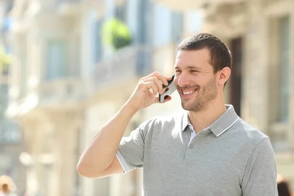 Glad vuxen man pratar i telefon på gatan — Stockfoto