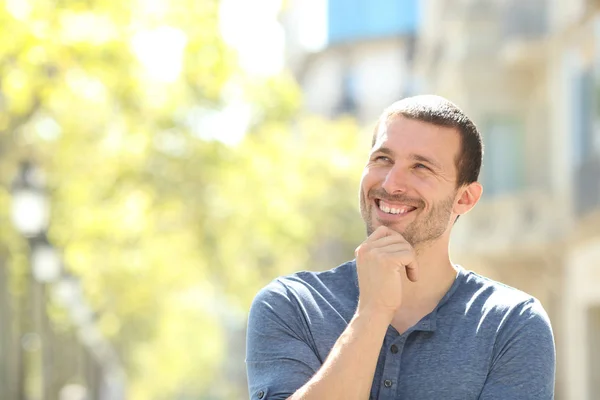 Heureux homme adulte pensant à regarder le côté dans la rue — Photo