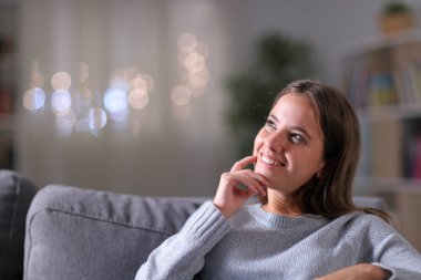 Mutlu kadın, gece bir koltuğa bakarak düşünür.