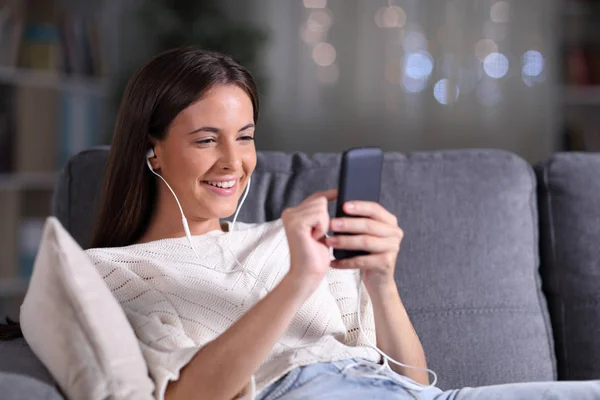 Happy tienermeisje luisteren naar muziek browsen telefoon inhoud — Stockfoto