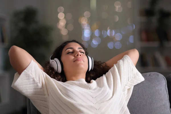 Розслаблений орендар відпочиває слухаючи музику вдома — стокове фото