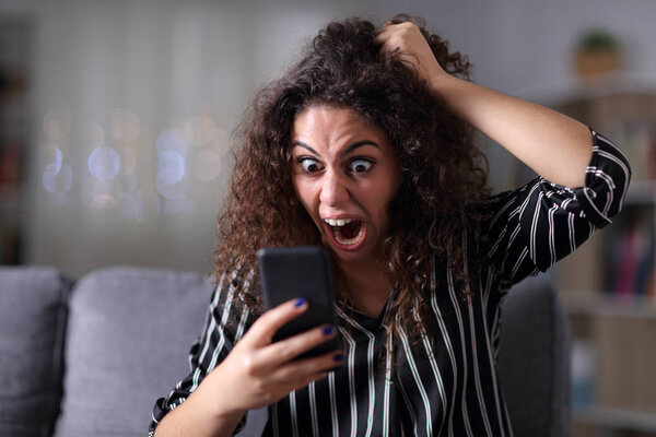 Истеричная женщина кричит, проверяя телефон по ночам
