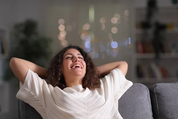 Šťastný majitel domu odpočívá na gauči doma — Stock fotografie