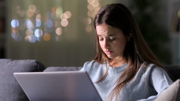 Сумна Жінка Читає Погані Новини Ноутбуці Сидячи Дивані Вночі Вдома — стокове відео