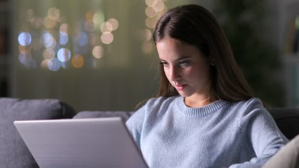 Menina Séria Navegando Conteúdo Laptop Sentado Sofá Casa Noite — Vídeo de Stock