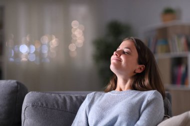 Rahatlamış ev sahibi evde derin temiz hava soluyor.