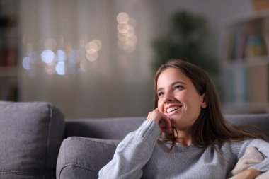 Mutlu kadın, gece eve baktığında düşünüyor.