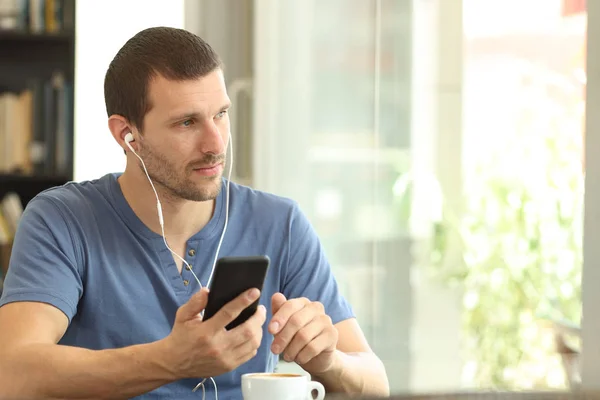 Homme adulte détendu écoutant de la musique dans un café — Photo