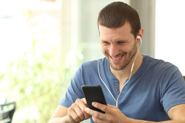 Hombre feliz escuchando música en una cafetería —  Fotos de Stock