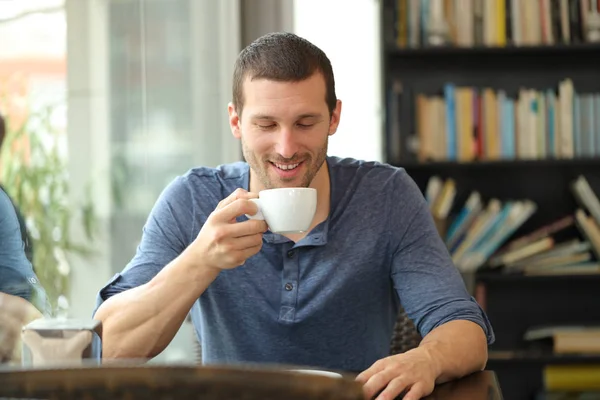 Homem feliz desfrutando de uma xícara de café em um bar — Fotografia de Stock