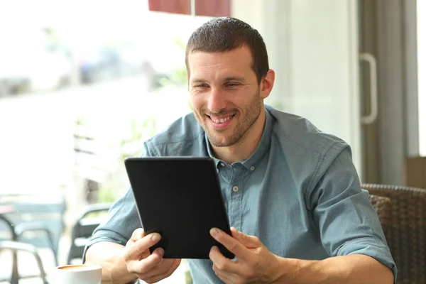 Homem feliz lendo conteúdo tablet em um bar — Fotografia de Stock