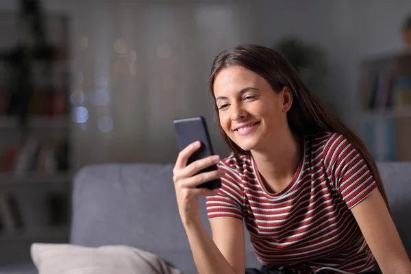 Feliz adolescente en la noche usando el teléfono móvil — Foto de Stock