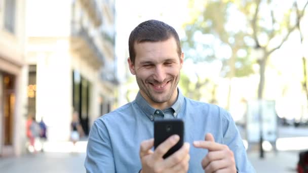 一个快乐的成年人用智能手机走向摄像机前的肖像 — 图库视频影像